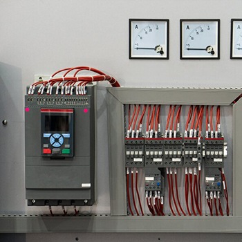 Experto en Montaje e Instalación de Cuadros de Maniobra y Control. Automatismos Eléctricos.